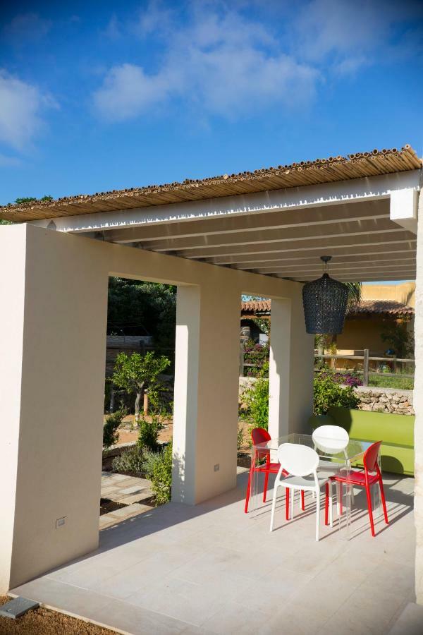 Le Suites Del Carrubo Favignana Bagian luar foto