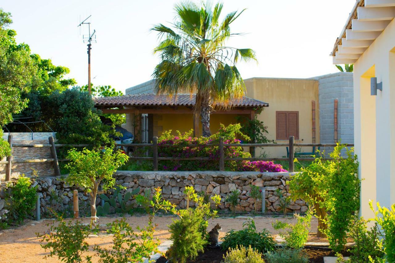Le Suites Del Carrubo Favignana Bagian luar foto