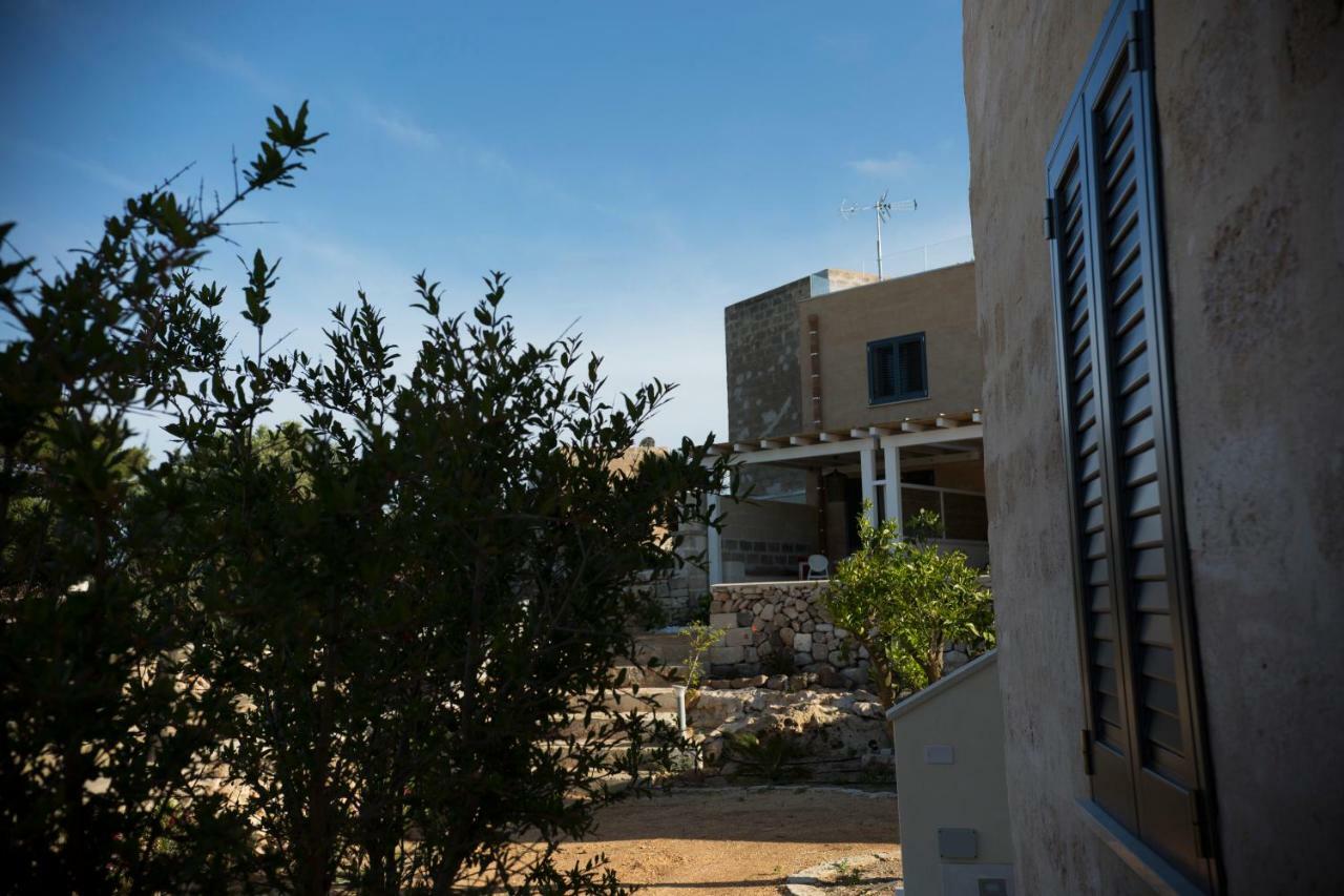 Le Suites Del Carrubo Favignana Bagian luar foto