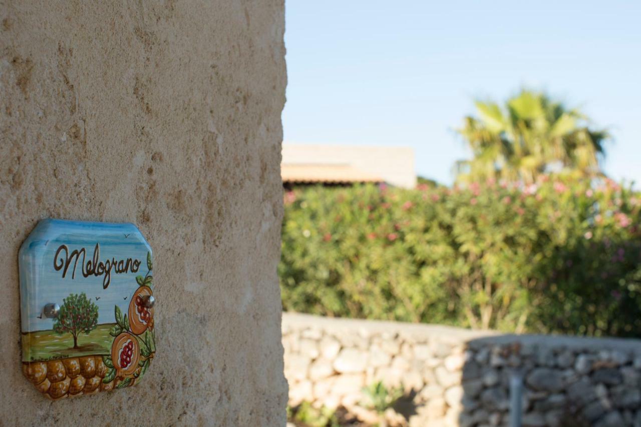 Le Suites Del Carrubo Favignana Bagian luar foto